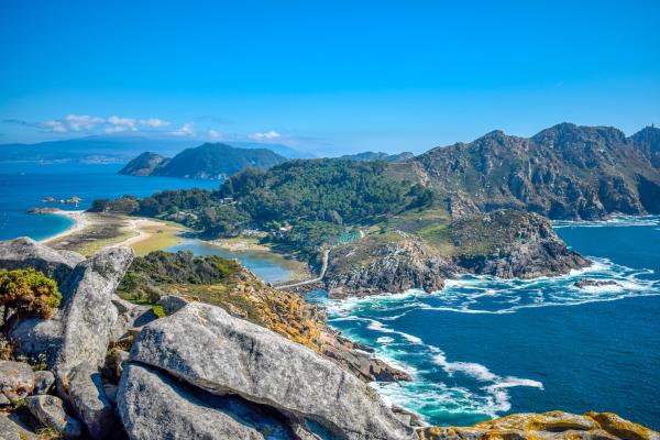 1716907369 716 Cuantas islas tiene Espana - 2026 - En España se ubican 11 islas destacadas que pertenecen a los reconocidos archipiélagos de las Islas Canarias e Islas Baleares. Sin embargo, estas no son las únicas islas existentes en territorio español, ya que en realidad hay aproximadamente 179 islas e islotes. En este artículo de Contaminación Ambiental te revelamos cuántas islas hay en España y te mostramos algunos ejemplos de las más relevantes y fascinantes. ¡No te lo pierdas! Cuántas islas tiene España - Islas Cíes