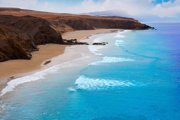 1716907369 990 Cuantas islas tiene Espana - 2026 - En España se ubican 11 islas destacadas que pertenecen a los reconocidos archipiélagos de las Islas Canarias e Islas Baleares. Sin embargo, estas no son las únicas islas existentes en territorio español, ya que en realidad hay aproximadamente 179 islas e islotes. En este artículo de Contaminación Ambiental te revelamos cuántas islas hay en España y te mostramos algunos ejemplos de las más relevantes y fascinantes. ¡No te lo pierdas! Cuántas islas tiene España - Fuerteventura