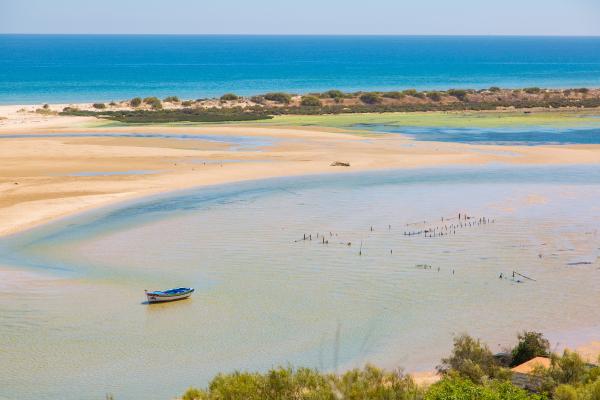 1716915186 633 Que es una ria como se forma y ejemplos - 2026 - Una ría es una formación costera que se origina por la inundación de un valle fluvial debido al incremento del nivel del mar. Las rías tienen una relevancia significativa en el ámbito ecológico, científico, social y turístico. Algunos ejemplos son la Ría de Vigo en España, la Ría Lagartos en México y la Ría Deseado en Argentina. Si deseas continuar aprendiendo acerca de qué es una ría, cómo se forma y ejemplos, sigue leyendo este artículo de ContaminaciónAmbiental. Qué es una ría, cómo se forma y ejemplos - Cómo se forman las rías