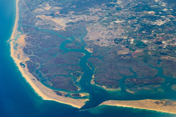 1716915186 756 Que es una ria como se forma y ejemplos - 2026 - Una ría es una formación costera que se origina por la inundación de un valle fluvial debido al incremento del nivel del mar. Las rías tienen una relevancia significativa en el ámbito ecológico, científico, social y turístico. Algunos ejemplos son la Ría de Vigo en España, la Ría Lagartos en México y la Ría Deseado en Argentina. Si deseas continuar aprendiendo acerca de qué es una ría, cómo se forma y ejemplos, sigue leyendo este artículo de ContaminaciónAmbiental. Qué es una ría, cómo se forma y ejemplos - Qué es una ría