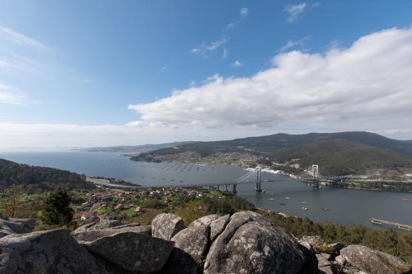 1716915186 986 Que es una ria como se forma y ejemplos - 2026 - Una ría es una formación costera que se origina por la inundación de un valle fluvial debido al incremento del nivel del mar. Las rías tienen una relevancia significativa en el ámbito ecológico, científico, social y turístico. Algunos ejemplos son la Ría de Vigo en España, la Ría Lagartos en México y la Ría Deseado en Argentina. Si deseas continuar aprendiendo acerca de qué es una ría, cómo se forma y ejemplos, sigue leyendo este artículo de ContaminaciónAmbiental. Qué es una ría, cómo se forma y ejemplos - Ejemplos de rías en España
