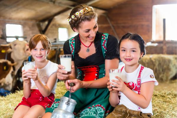 1716998341 491 Agroturismo que es caracteristicas y actividades - 2026 - El agroturismo se caracteriza por su enfoque en la conexión directa con entornos rurales y agrícolas. Este tipo de turismo busca brindar a los viajeros la experiencia inmersiva de la vida en el campo, permitiéndoles participar activamente en actividades agrícolas y ganaderas. A través de la estadía en alojamientos rurales y la interacción directa con las labores del campo, el agroturismo fomenta la comprensión de las prácticas agrícolas, la promoción de productos locales y la contribución al desarrollo sostenible de las comunidades rurales. En este artículo de ContaminaciónAmbiental te contaremos en qué consiste el agroturismo, sus atributos y las actividades principales que se realizan. Agroturismo: qué es, características y actividades - Características del agroturismo
