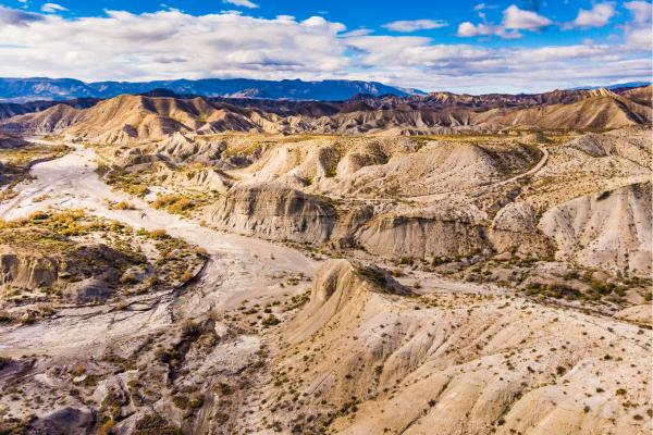 1717030654 951 Los desiertos de Espana que no te puedes perder - 2026 - En los paisajes desérticos de España se encuentran el desierto de Tabernas, las Bardenas Reales, el desierto de Gorafe, Monegros, Lanzarote y Fuerteventura. Aunque en España no existen los tradicionales desiertos de arena como el Sahara, todos los paisajes desérticos del mundo, incluidos los de España, comparten una característica en común: su extrema aridez. Cuanto más cálido sea el clima, más árido será el entorno y habrá menos especies de plantas y animales. Los desiertos de España que no te puedes perder - Desierto de Tabernas