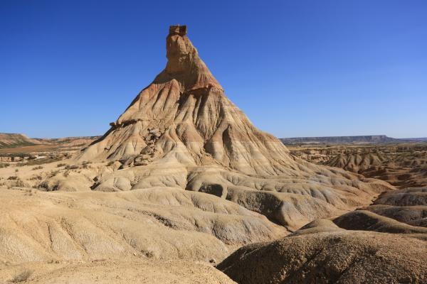 1717030655 292 Los desiertos de Espana que no te puedes perder - 2026 - En los paisajes desérticos de España se encuentran el desierto de Tabernas, las Bardenas Reales, el desierto de Gorafe, Monegros, Lanzarote y Fuerteventura. Aunque en España no existen los tradicionales desiertos de arena como el Sahara, todos los paisajes desérticos del mundo, incluidos los de España, comparten una característica en común: su extrema aridez. Cuanto más cálido sea el clima, más árido será el entorno y habrá menos especies de plantas y animales. Los desiertos de España que no te puedes perder - Bardenas reales