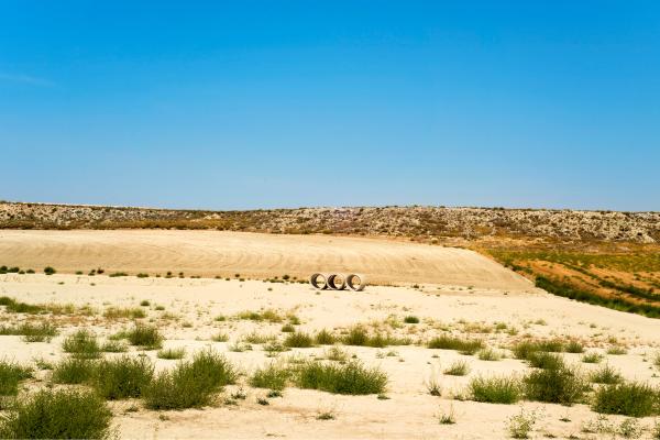 1717030656 157 Los desiertos de Espana que no te puedes perder - 2026 - En los paisajes desérticos de España se encuentran el desierto de Tabernas, las Bardenas Reales, el desierto de Gorafe, Monegros, Lanzarote y Fuerteventura. Aunque en España no existen los tradicionales desiertos de arena como el Sahara, todos los paisajes desérticos del mundo, incluidos los de España, comparten una característica en común: su extrema aridez. Cuanto más cálido sea el clima, más árido será el entorno y habrá menos especies de plantas y animales. Los desiertos de España que no te puedes perder - Monegros