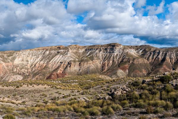 1717030656 493 Los desiertos de Espana que no te puedes perder - 2026 - En los paisajes desérticos de España se encuentran el desierto de Tabernas, las Bardenas Reales, el desierto de Gorafe, Monegros, Lanzarote y Fuerteventura. Aunque en España no existen los tradicionales desiertos de arena como el Sahara, todos los paisajes desérticos del mundo, incluidos los de España, comparten una característica en común: su extrema aridez. Cuanto más cálido sea el clima, más árido será el entorno y habrá menos especies de plantas y animales. Los desiertos de España que no te puedes perder - Desierto de Gorafe