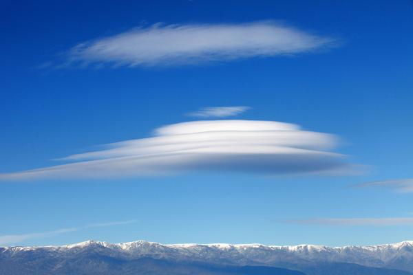 1717033545 0 Nubes lenticulares que son y como se forman - 2026 - Existen diversos fenómenos que pueden ser avistados en la atmósfera, y entre ellos se encuentran las nubes, las cuales presentan distintas variedades. En ocasiones, en algunas zonas se pueden observar nubes que nos hacen recordar a discos voladores, lentes, entre otras formas. Estas nubes son conocidas como lenticulares o técnicamente catalogadas como Altocumulus lenticularis, y se visualizan en el cielo en áreas donde hay sistema montañoso. La formación de estas nubes está vinculada al movimiento del aire y a la topografía del terreno. Nubes lenticulares: qué son y cómo se forman - Características de las nubes lenticulares