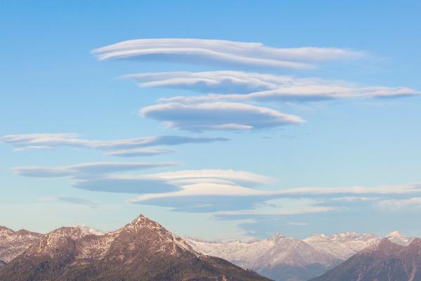 1717033545 562 Nubes lenticulares que son y como se forman - 2026 - Existen diversos fenómenos que pueden ser avistados en la atmósfera, y entre ellos se encuentran las nubes, las cuales presentan distintas variedades. En ocasiones, en algunas zonas se pueden observar nubes que nos hacen recordar a discos voladores, lentes, entre otras formas. Estas nubes son conocidas como lenticulares o técnicamente catalogadas como Altocumulus lenticularis, y se visualizan en el cielo en áreas donde hay sistema montañoso. La formación de estas nubes está vinculada al movimiento del aire y a la topografía del terreno. Nubes lenticulares: qué son y cómo se forman - Qué son las nubes lenticulares