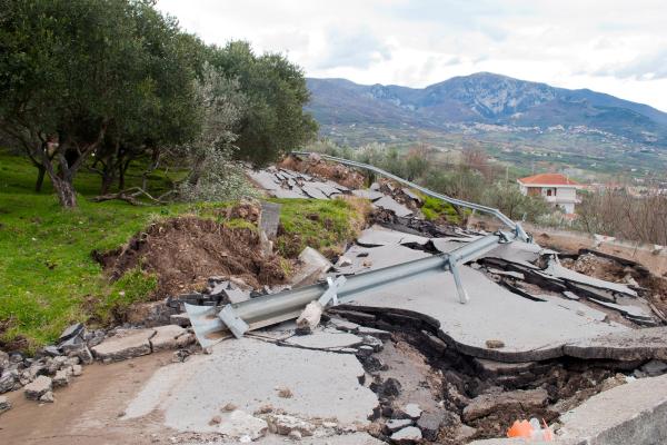 1717328106 562 Deslizamientos de tierra causas consecuencias y como prevenirlos - 2026 - En el ámbito de la geología y la ordenación del territorio, es indispensable considerar los deslizamientos de terreno. Se refieren a desplazamientos de suelo a gran escala provocados por la inestabilidad de las pendientes. Sus orígenes pueden ser varios, como la saturación del suelo, la inclinación del terreno o las lluvias intensas, entre otros. Además, generan consecuencias graves tanto en el entorno paisajístico como en los aspectos ecológicos y humanos. Por lo tanto, en esta publicación de ContaminaciónAmbiental te explicaremos qué son los deslizamientos de terreno, sus causas, efectos y cómo prevenirlos. Deslizamientos de tierra: causas, consecuencias y cómo prevenirlos - Consecuencias de los deslizamientos de tierra