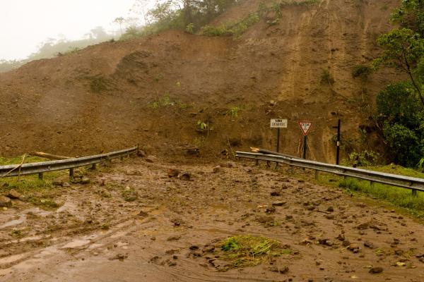 1717328106 763 Deslizamientos de tierra causas consecuencias y como prevenirlos - 2026 - En el ámbito de la geología y la ordenación del territorio, es indispensable considerar los deslizamientos de terreno. Se refieren a desplazamientos de suelo a gran escala provocados por la inestabilidad de las pendientes. Sus orígenes pueden ser varios, como la saturación del suelo, la inclinación del terreno o las lluvias intensas, entre otros. Además, generan consecuencias graves tanto en el entorno paisajístico como en los aspectos ecológicos y humanos. Por lo tanto, en esta publicación de ContaminaciónAmbiental te explicaremos qué son los deslizamientos de terreno, sus causas, efectos y cómo prevenirlos. Deslizamientos de tierra: causas, consecuencias y cómo prevenirlos - Qué son los deslizamientos de tierra y aludes de barro