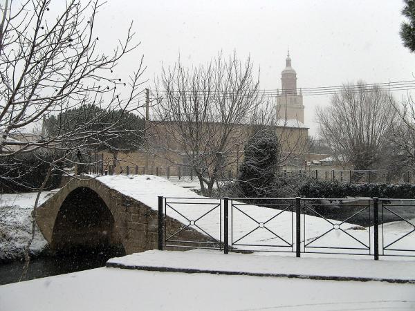1717337020 746 Los lugares mas frios de Espana - 2026 - Los lugares más fríos de España incluyen Vega de Liordes (León), Torre de Cabdella (Lérida), Calamocha (Teruel), Albacete, Reinosa (Cantabria) y Molina de Aragón (Guadalajara). España es reconocida por su variada climatología, con áreas que gozan de climas templados mediterráneos en la costa, mientras que en el interior, especialmente en las zonas montañosas y del norte, el invierno se presenta con una naturaleza más gélida. Uno de los escenarios invernales más apreciados es observar un pueblo muy frío cubierto de nieve y contemplar las chimeneas de las casas proporcionando ese cálido ambiente hogareño que tanto nos complace. Los lugares más fríos de España - Calamocha (Teruel)