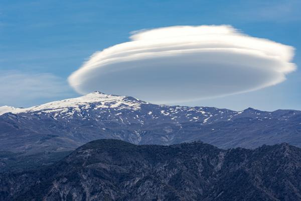 Nubes lenticulares que son y como se forman - 2026 - Existen diversos fenómenos que pueden ser avistados en la atmósfera, y entre ellos se encuentran las nubes, las cuales presentan distintas variedades. En ocasiones, en algunas zonas se pueden observar nubes que nos hacen recordar a discos voladores, lentes, entre otras formas. Estas nubes son conocidas como lenticulares o técnicamente catalogadas como Altocumulus lenticularis, y se visualizan en el cielo en áreas donde hay sistema montañoso. La formación de estas nubes está vinculada al movimiento del aire y a la topografía del terreno. Nubes lenticulares: qué son y cómo se forman