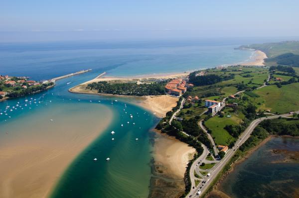 Que es una ria como se forma y ejemplos - 2026 - Una ría es una formación costera que se origina por la inundación de un valle fluvial debido al incremento del nivel del mar. Las rías tienen una relevancia significativa en el ámbito ecológico, científico, social y turístico. Algunos ejemplos son la Ría de Vigo en España, la Ría Lagartos en México y la Ría Deseado en Argentina. Si deseas continuar aprendiendo acerca de qué es una ría, cómo se forma y ejemplos, sigue leyendo este artículo de ContaminaciónAmbiental. Qué es una ría, cómo se forma y ejemplos